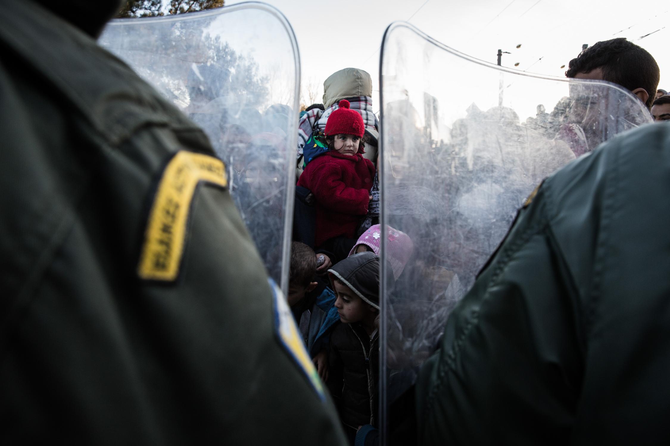 Χιλιάδες πρόσφυγες περιμένουν απο τις αστυνομικές αρχές να τους επιτρέψουν να περάσουν απο τα σύνορα Ελλάδας-πΓΔΜ, στην Ειδομένη, 3 Δεκεμβρίου 2015. Φωτογραφία: Κωνσταντίνος Τσακαλίδης / SOOC