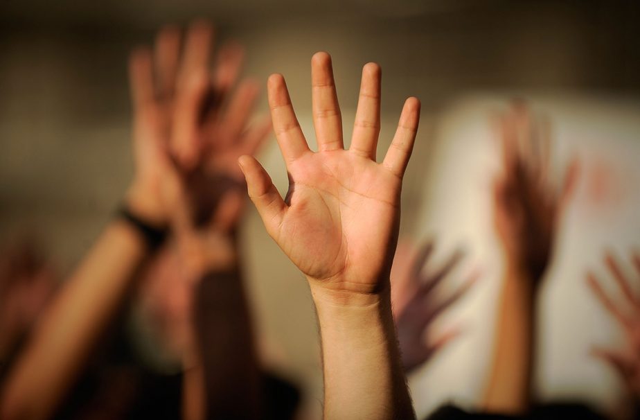 u25_hands_2000