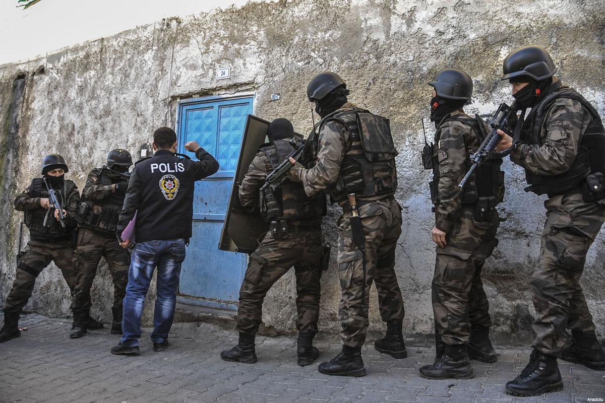 turkey-turkish-police-raiding-a-house