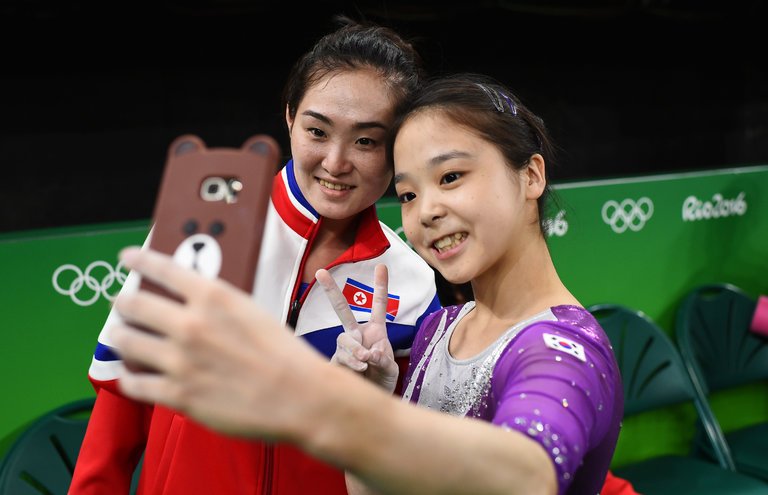 Ολυμπιακοί του Ρίο και εμβληματική selfie για τις γυμνάστριες Βόρειας και Νότιας Κορέας. 