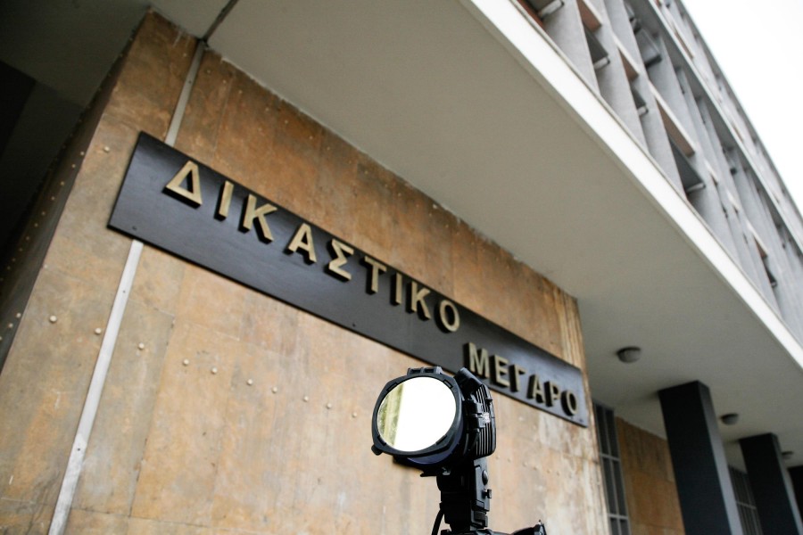 Protest of the POE - OTA (Panhellenic Federation of Workers Associations of the Local Government) outside of the Thessaloniki's courthouse during the course of the trial for three arrested persons in the riots in TIF. The trial got postponed to Wednesday, November 28./Συγκέντρωση της ΠΟΕ-ΟΤΑ έξω απο το Δικαστικό Μέγαρο Θεσσαλονίκης κατα την διάρκεια της δίκης για τους τρεις συλληφθέντες στα επεισόδια στη ΔΕΘ. Η δίκη πήρε αναβολή για την Τετάρτη 28 Νοεμβρίου.