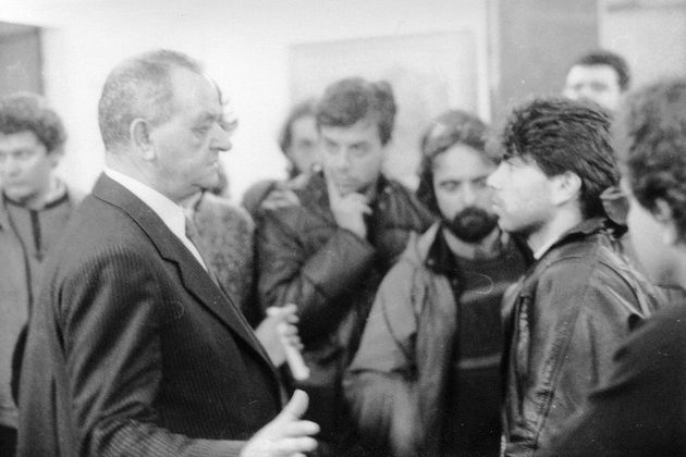  Ο αττικάρχης Νίκων Αρκουδέας αντιμέτωπος με τον φοιτητή του ΕΜΠ, Χρήστο Καραμάνο, στον προθάλαμο του υπουργικού γραφείου της οδού Μητροπόλεως (7/12/1987) |φωτ. Τ. Κωστόπουλος