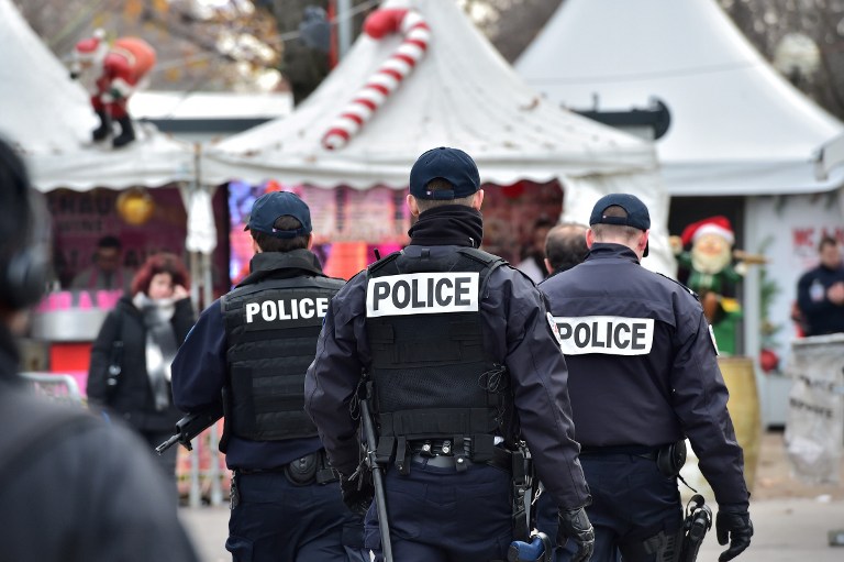 French police officers secure a Christmas market on the Champs Elysees avenue in Paris on December 20, 2016 as part of security measures in the aftermath of an attack in Berlin. French President Francois Hollande said France was under a "high level of threat" from terror attack following the carnage at a Berlin Christmas market. Hollande said although France faced an elevated threat, it also already had a large-scale "security operation" in place following a string of jihadist outrages in the country over the past two years. / AFP PHOTO / CHRISTOPHE ARCHAMBAULT