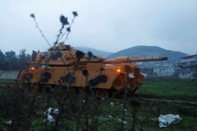 A Turkish military tank arrives at an army base in the border town of Reyhanli near the Turkish-Syrian border in Hatay province, Turkey January 17, 2018. REUTERS/Osman Orsal - RC1DCDA169D0